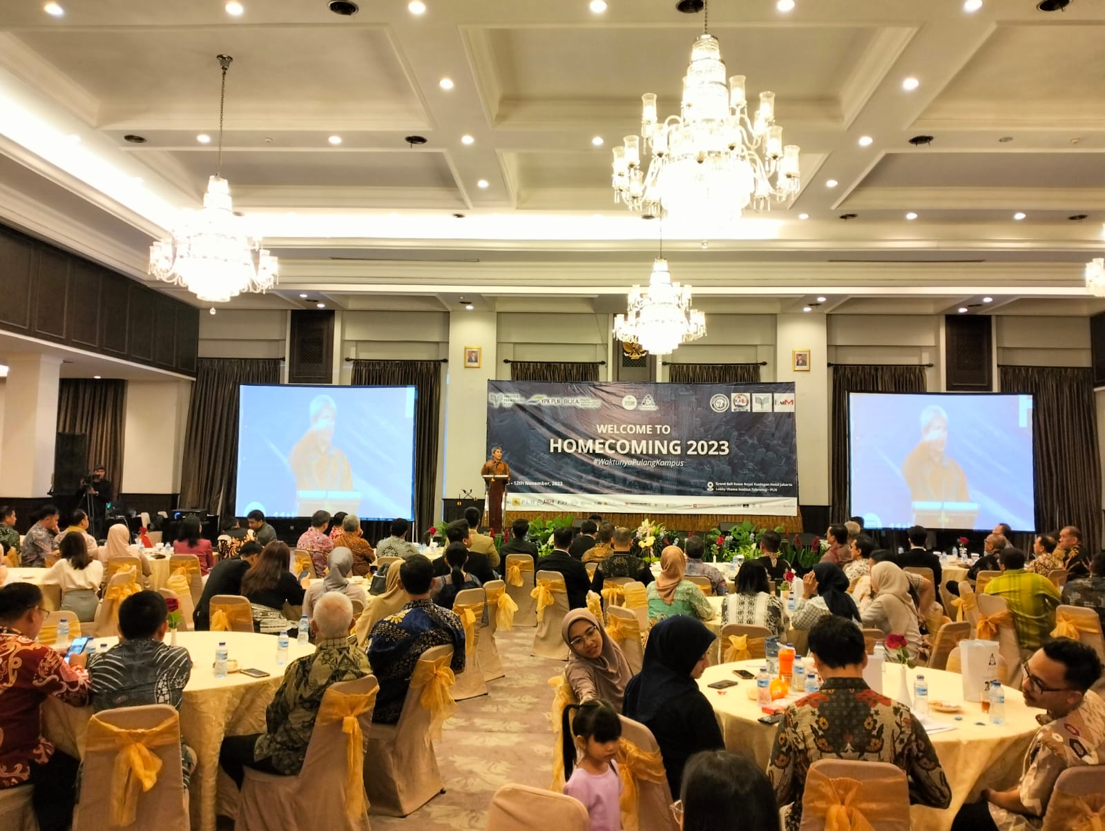 Rektor ITPLN Prof. Dr. Ir. Iwa Garniwa M.K., M.T., saat memberikan sambutan dalam acara Reuni ITPLN. Dok. Humas.