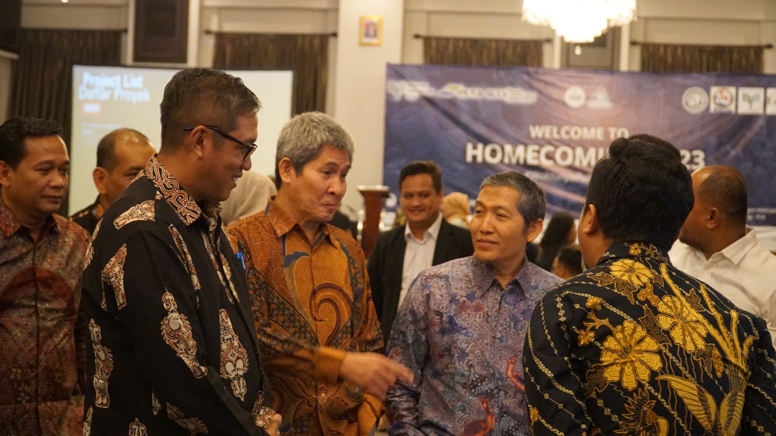 Dewan Pembina IKA ITPLN Wiluyo Kusdwiharto, Rektor ITPLN Prof Iwa dan Ketua Umum YPK PLN Supriyadi. Dok. Istimewa