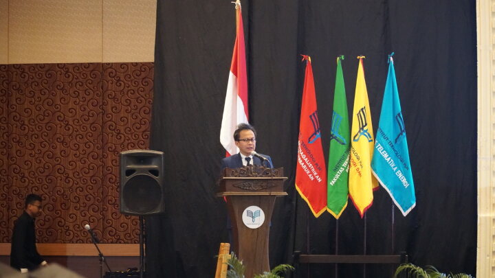 Kepala LLDIKTI Wilayah III Prof. Dr. Toni Toharudin, S.Si., M.Sc, dalam wisuda ITPLN ke-43 di TMII. Dok. Istimewa 