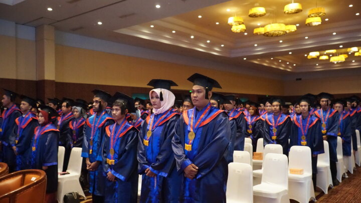 Wisudawan Institut Teknologi PLN (ITPLN) di Taman Mini Indonesia Indah. Dok Istimewa 