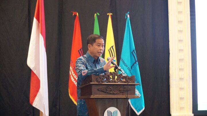 Eks Menteri Kabinet Indonesia 2014-2019 Ignasius Jonan saat memberikan orasi ilmiah dalam Wisuda ke-43 ITPLN. Dok. Istimewa