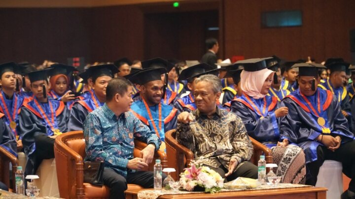 Ignasius Jonan dalam Wisuda ITPLN saat diskusi dengan Direktur Manajemen & Human Capital PT PLN (Persero) Yusuf Didi Setiarto. Dok Istimewa 