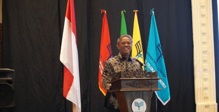 Direktur Legal & Manajemen Human Capital PT PLN (Persero) Yusuf Didi Setiarto saat memberikan sambutan dalam wisuda ke-43 ITPLN. Dok. Istimewa