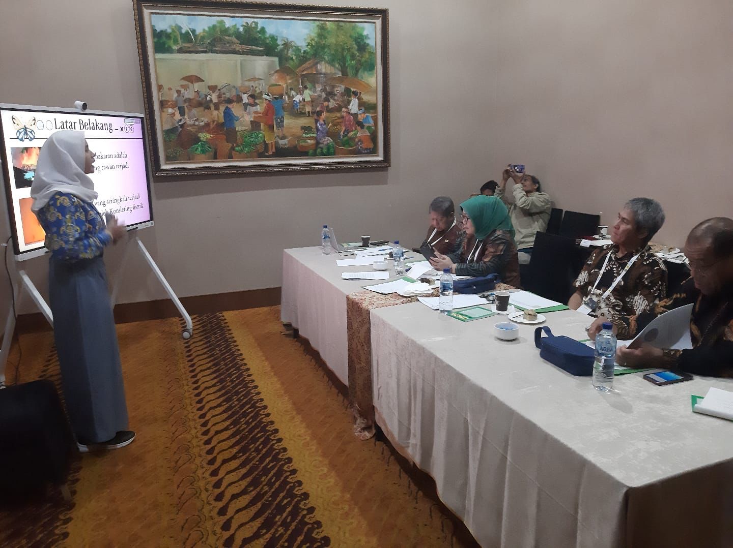 Saat penjurian Lomba Essay MKI, ITPLN dan Majalah ETECHNO. Dok. Istimewa