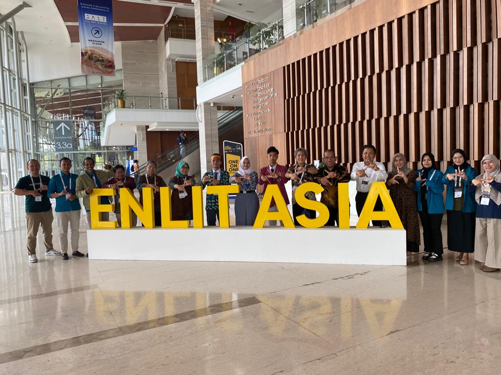 Rektor ITPLN Prof. Iwa Garniwa saat foto bersama dengan peserta pemenang lomba Essay MKI dan Majalah ETECHNO. Dok. Istimewa