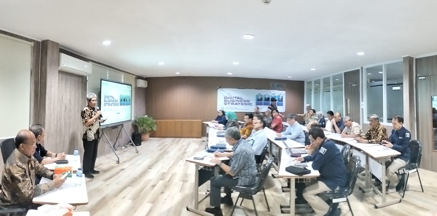 Rektor ITPLN Prof. Iwa saat memberikan sambutan dalam workshop Digital Business Strategic. Dok. Istimewa