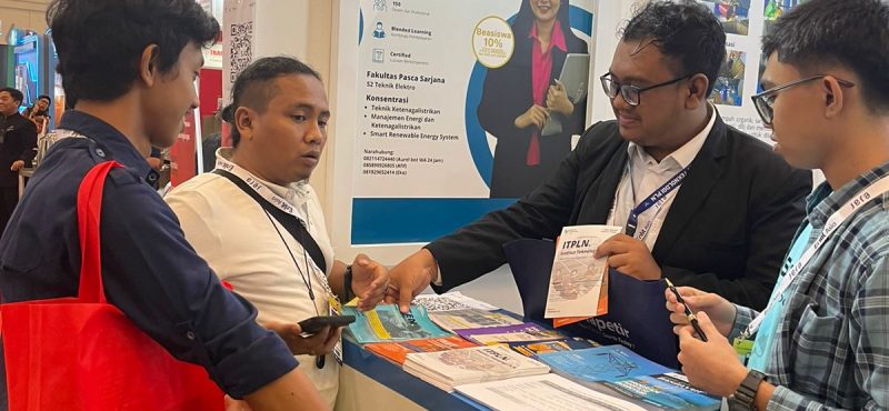 Penjaga Booth ITPLN pameran HLN ke-78 sedang berinteraksi dengan pengunjung yang singgah di Booth ITPLN. Dok. Istimewa