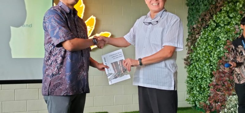 Rektor ITPLN Prof. Iwa memberikan buku putih Penerimaan Mahasiswa Baru 2023 kepada Executive Vice President Human Talent Development PT PLN (Persero) Dedi Budi Utomo. Dok. Istimewa