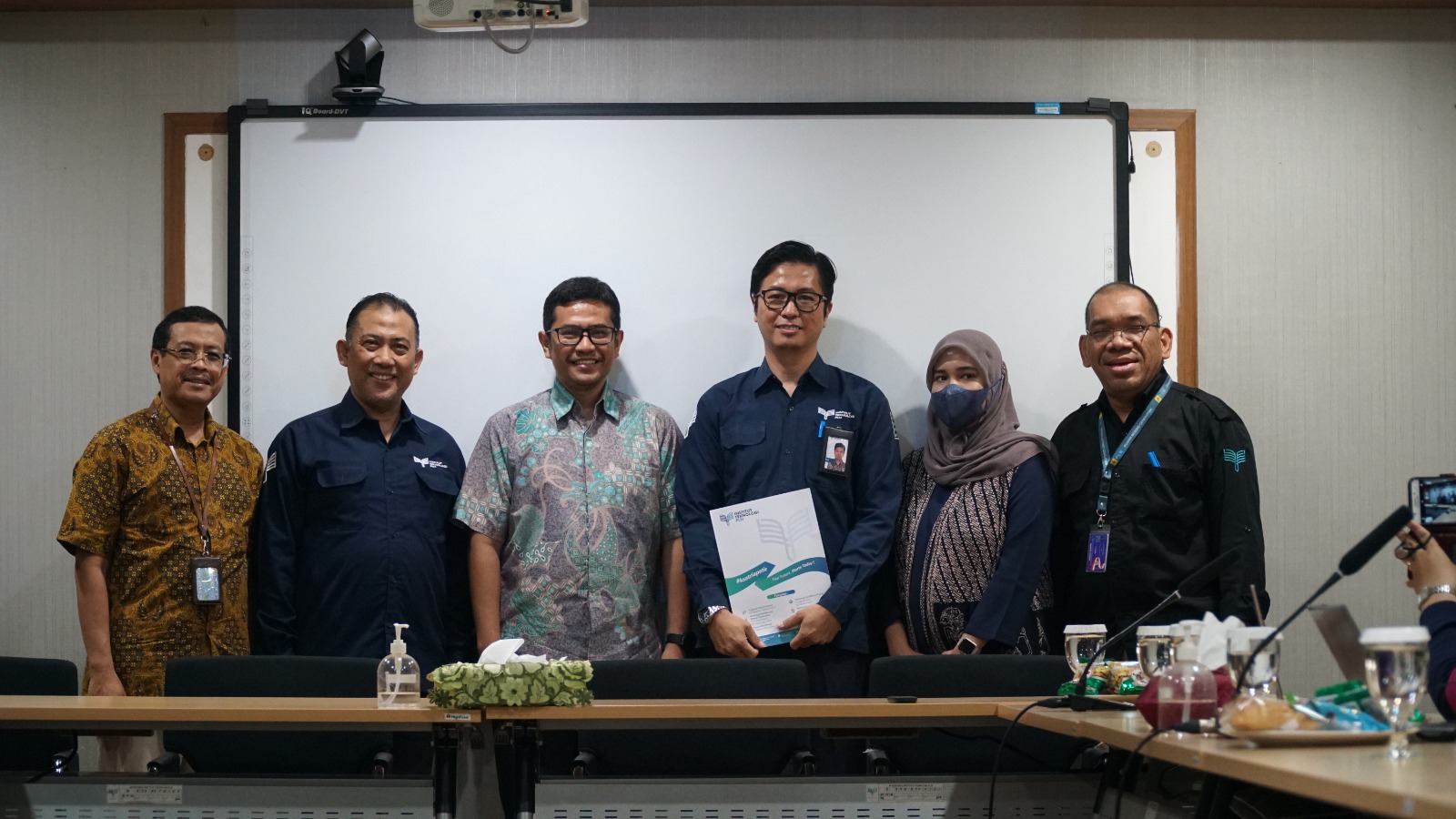 Foto bersama serah terima jabatan Kepala Sentra HAKI ITPLN. Dok. Istimewa 