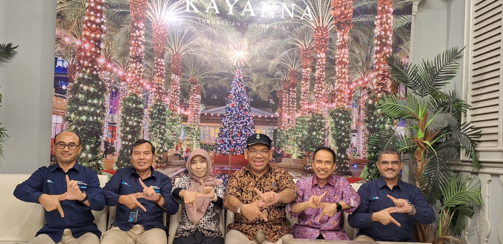 Direktur Operasi Pembangkit Gas, Komang Paramitha dan Direktur Operasi Pembangkit Batubara, Rachmanu Indarto, foto bersama dengan Wakil Rektor IV ITPLN Dr. Ir. Pawenary beserta tim dari ITPLN. Dok. Istimewa
