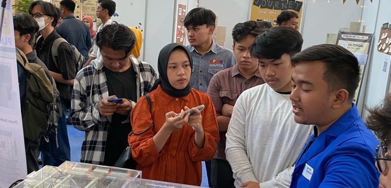 Tim ELANO ITPLN saat menjelaskan tentang inovasi dan karya mahasiswa ITPLN kepada pengunjung Pameran Teknologi dan Inovasi ke-36. Dok. Istimewa