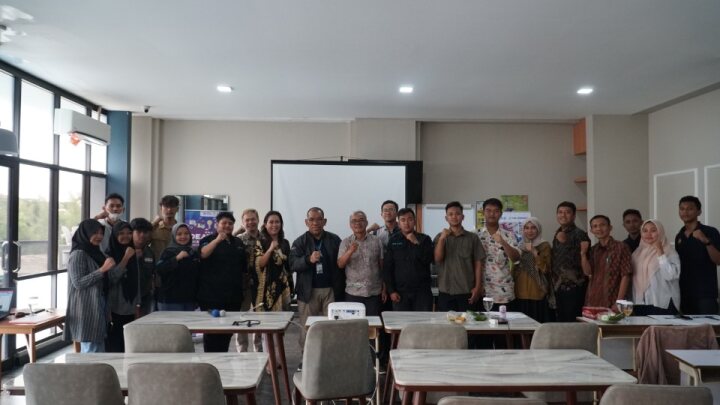Seluruh peserta Ideathon Bizincubate ITPLN foto bersama usai melaksanakan kegiatan penjurian. Dok. Istimewa 