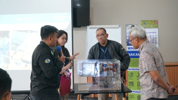 Wakil Rektor IV ITPLN Dr. Ir. Pawenary bersama CEO Nakama.id melihat karya inovasi dari salah satu peserta Ideathon Bizincubate ITPLN. Dok. Istimewa 