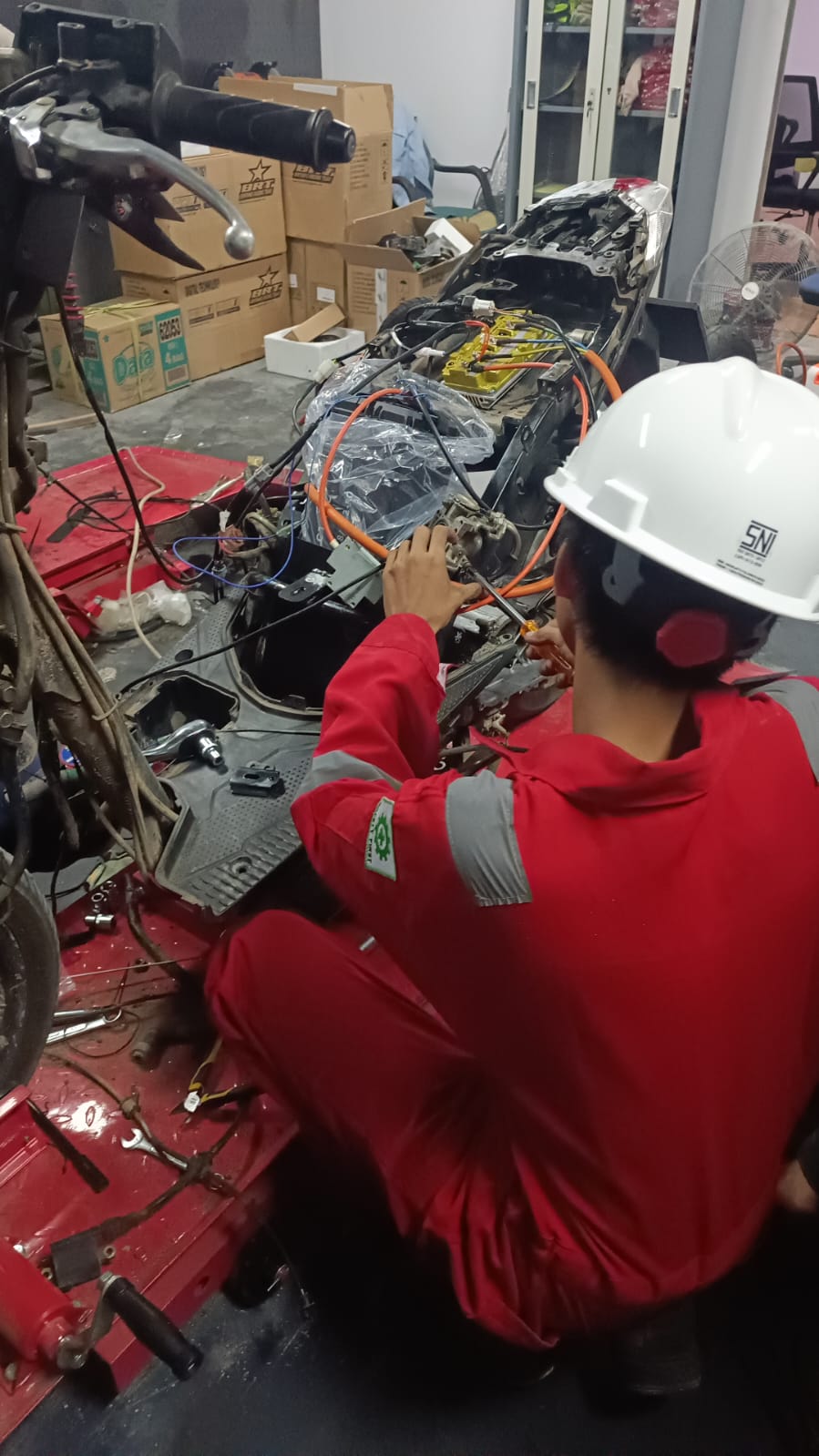 Mekanik di Bengkel Konversi Motor Listrik ITPLN tengah mengkonversi motor listrik. Dok. Istimewa