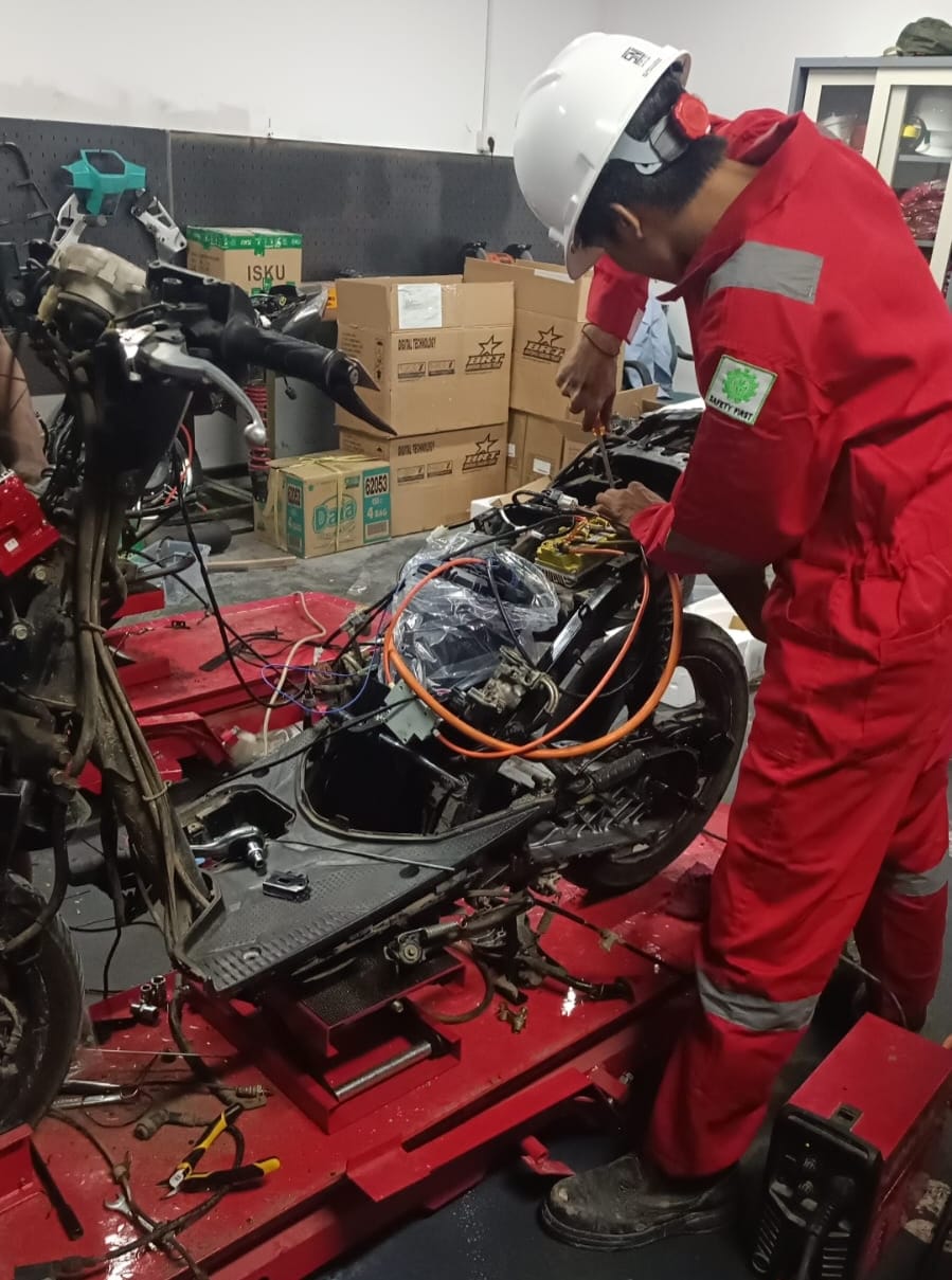 Proses konversi motor listrik di bengkel konversi motor listrik ITPLN. Dok. Istimewa