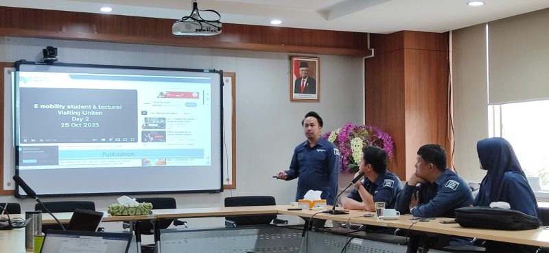 Dosen Teknik Elektro ITPLN, Andi Makkulau, Adri Senen ST., MT., beserta tim saat menjalankan program E-Mobility Lecture & Student Visit to UNITEN Malaysia. Dok. Istimewa