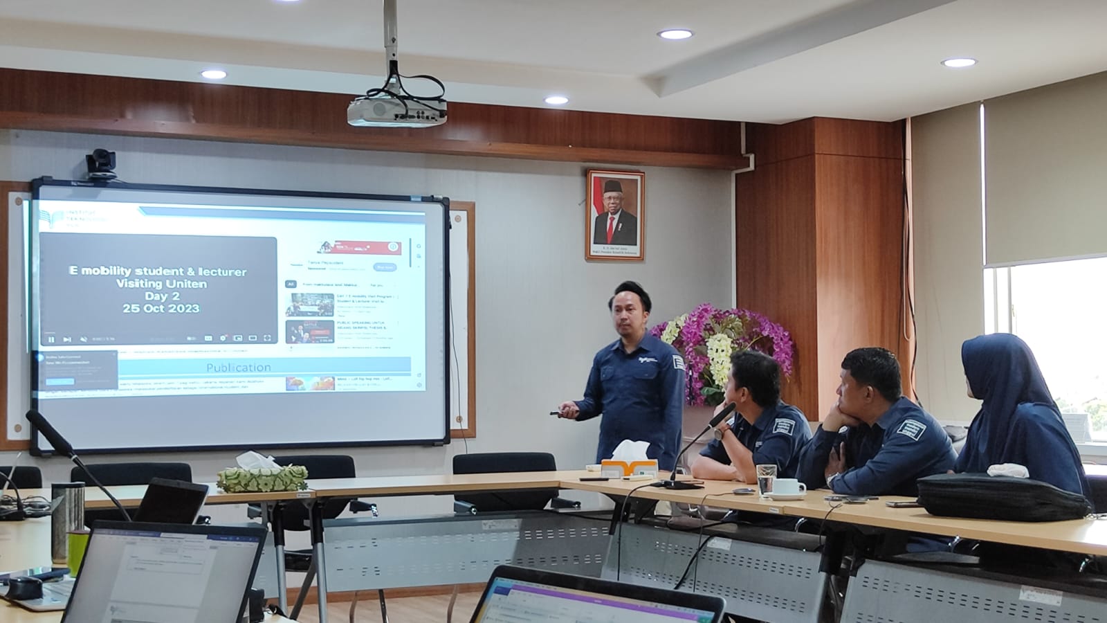 Dosen Teknik Elektro ITPLN, Andi Makkulau, Adri Senen ST., MT., beserta tim saat menjalankan program E-Mobility Lecture & Student Visit to UNITEN Malaysia. Dok. Istimewa