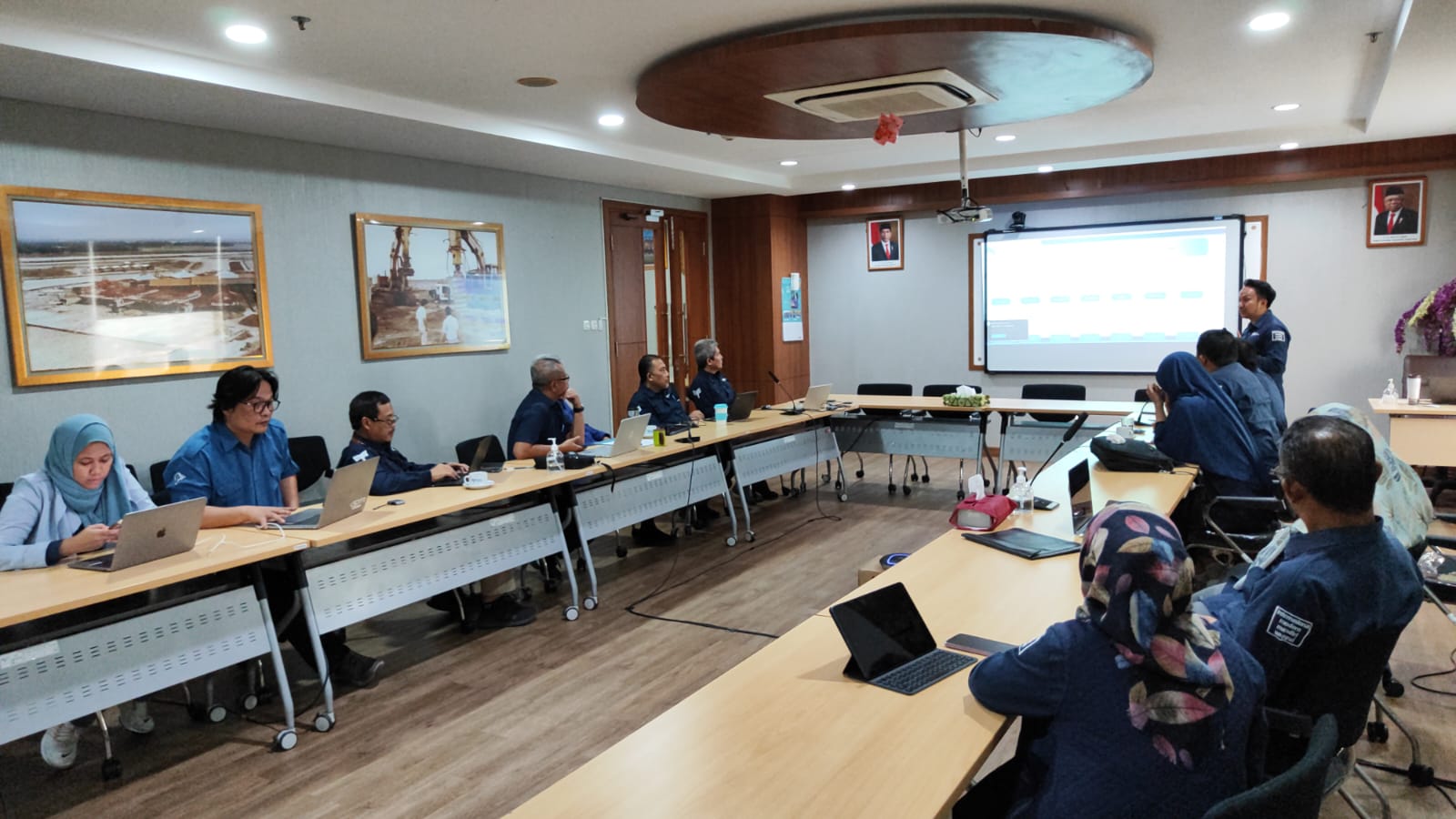 Rektor ITPLN, para Wakil Rektor dan Kepala Rektorat ITPLN menyimak pemaparan dari Tim ITPLN yang melaksanakan program E-Mobility Student Visit to Malaysia. Dok. Istimewa