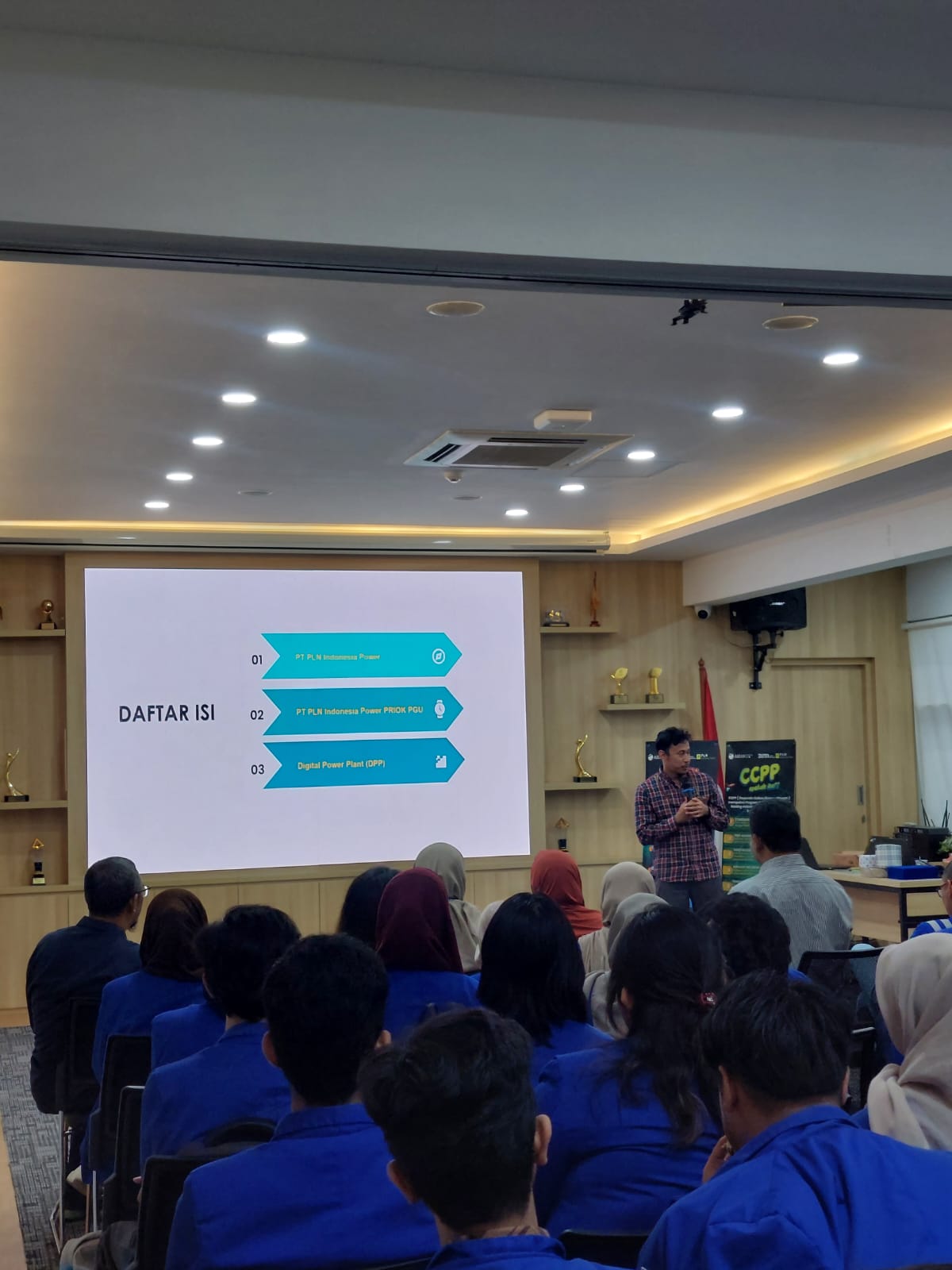 Pihak PLTGU Priok tengah menjelaskan kegiatan kunjungan industri kepada mahasiswa ITPLN. Dok. Istimewa