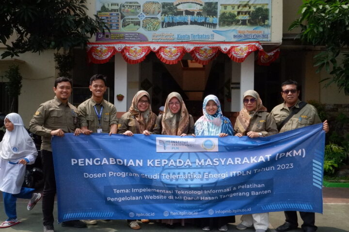 Dosen ITPLN beri pelatihan pengelolaan website kepada sekolah Madrasah Ibtidaiyah Darul Hasan Tangerang. Dok. Istimewa 