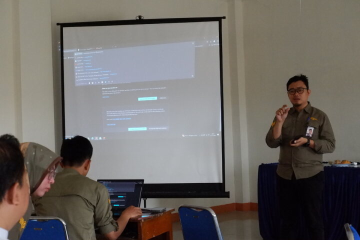 Salah satu dosen ITPLN sedang memberikan pelatihan pengelolaan website kepada guru-guru Madrasah Ibtidaiyah Darul Hasan Tangerang. Dok. Istimewa 