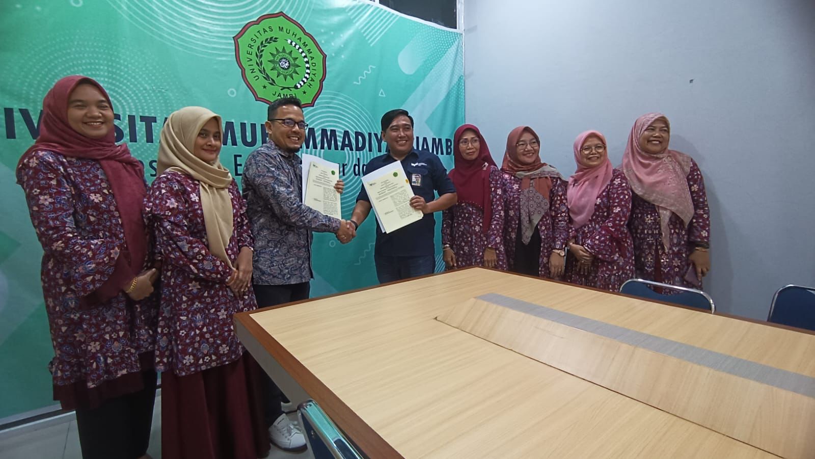 ITPLN dan Universitas Muhammadiyah Jambi (UMJ) melakukan kesepakatan program Tri Dharma Perguruan Tinggi, salah satu poinnya penelitian dan inovasi bersama. Dok. Istimewa 