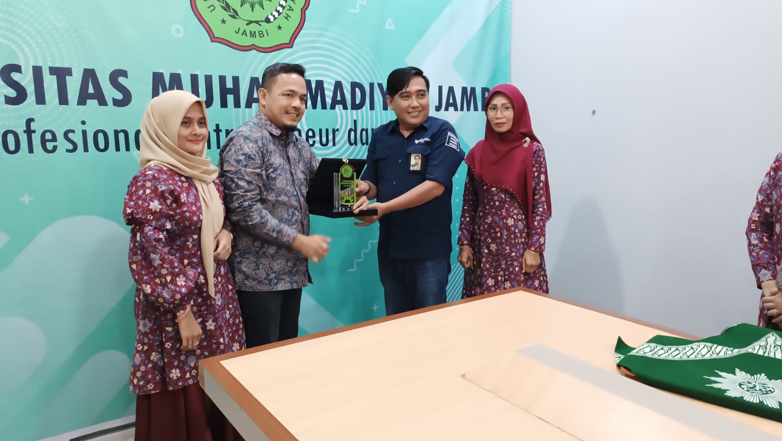 ITPLN dan UMJ Jambi tekan kesepakatan program Tri Dharma Perguruan Tinggi. Dok. Istimewa 