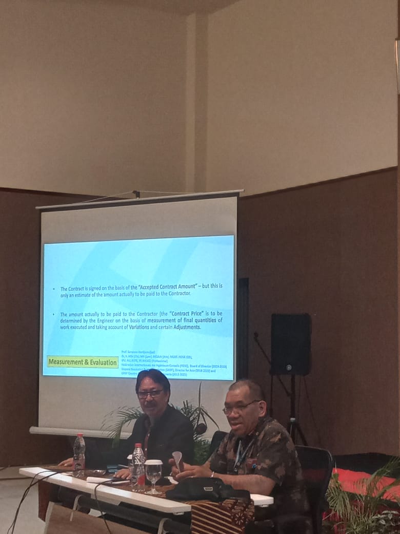 Wakil Rektor IV ITPLN Dr Pawenary dan Prof. Sarwono Hardjomuljadi dalam kegiatan pelatihan kontrak berbasis FIDIC. Dok. Istimewa