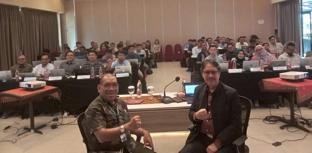 Wakil Rektor IV ITPLN Dr. Ir. Pawenary dan Narasumber dalam pelatihan kontrak FIDIC yang diselenggarakan oleh PLN Pusdiklat dan ITPLN. Dok. Istimewa