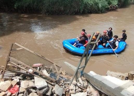 Tim HPPA Cakrawala ITPLN bersama warga menyusuri Kali Angke. Dok. Istimewa