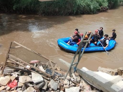 Tim HPPA Cakrawala ITPLN bersama warga menyusuri Kali Angke. Dok. Istimewa 