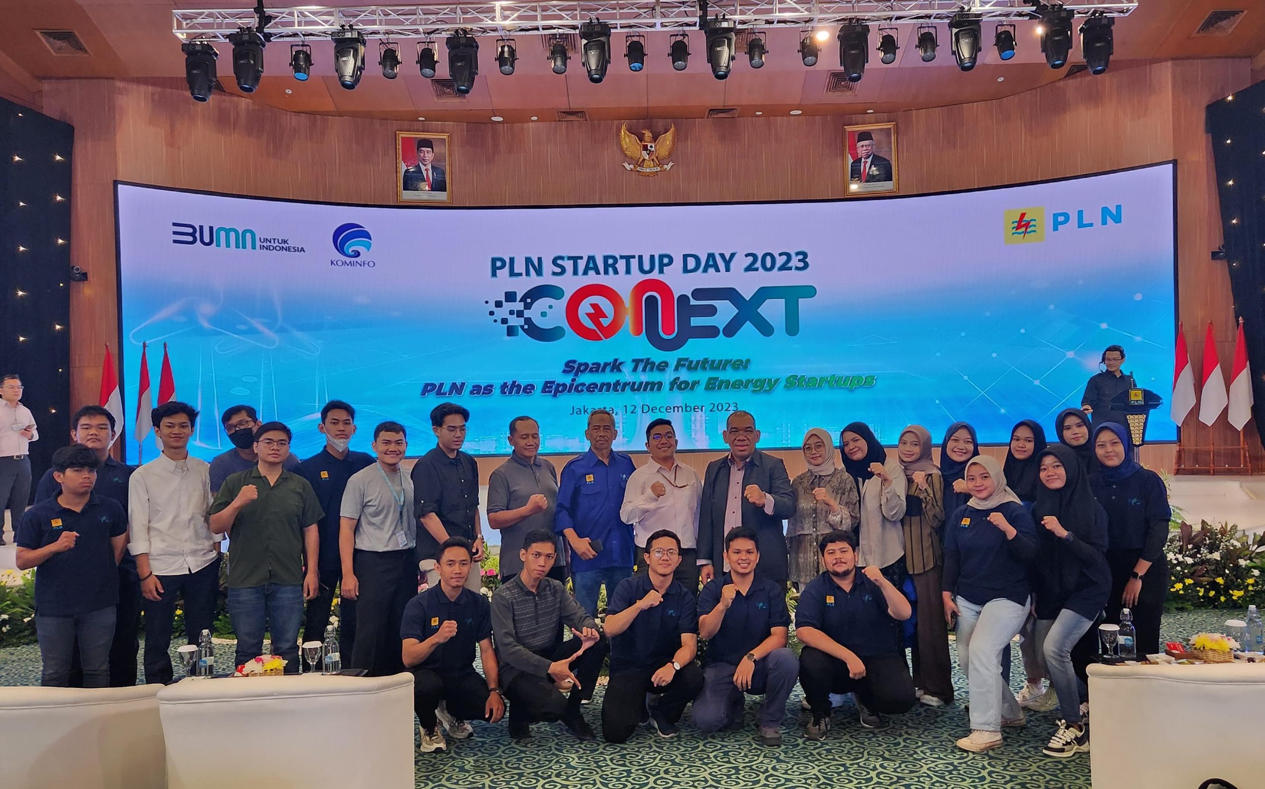 Mahasiswa ITPLN dan Wakil Rektor IV ITPLN Dr. Ir. Pawenary dalam kegiatan PLN Startup Day 2023 di Kantor PLN Pusat. Dok. Istimewa