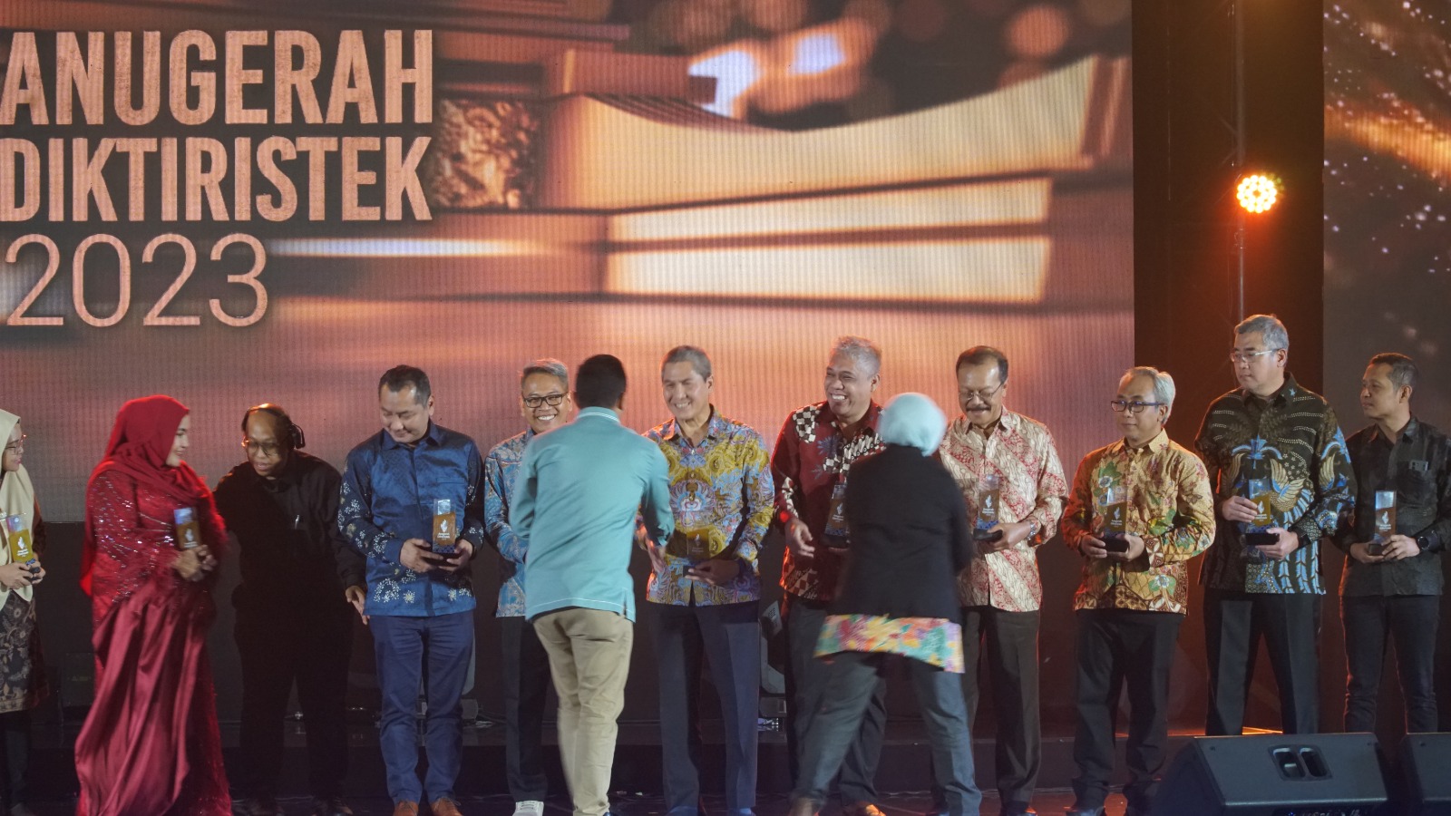Rektor ITPLN Prof. Iwa saat menerima penghargaan DiktiRistek 2023. Dok. Istimewa