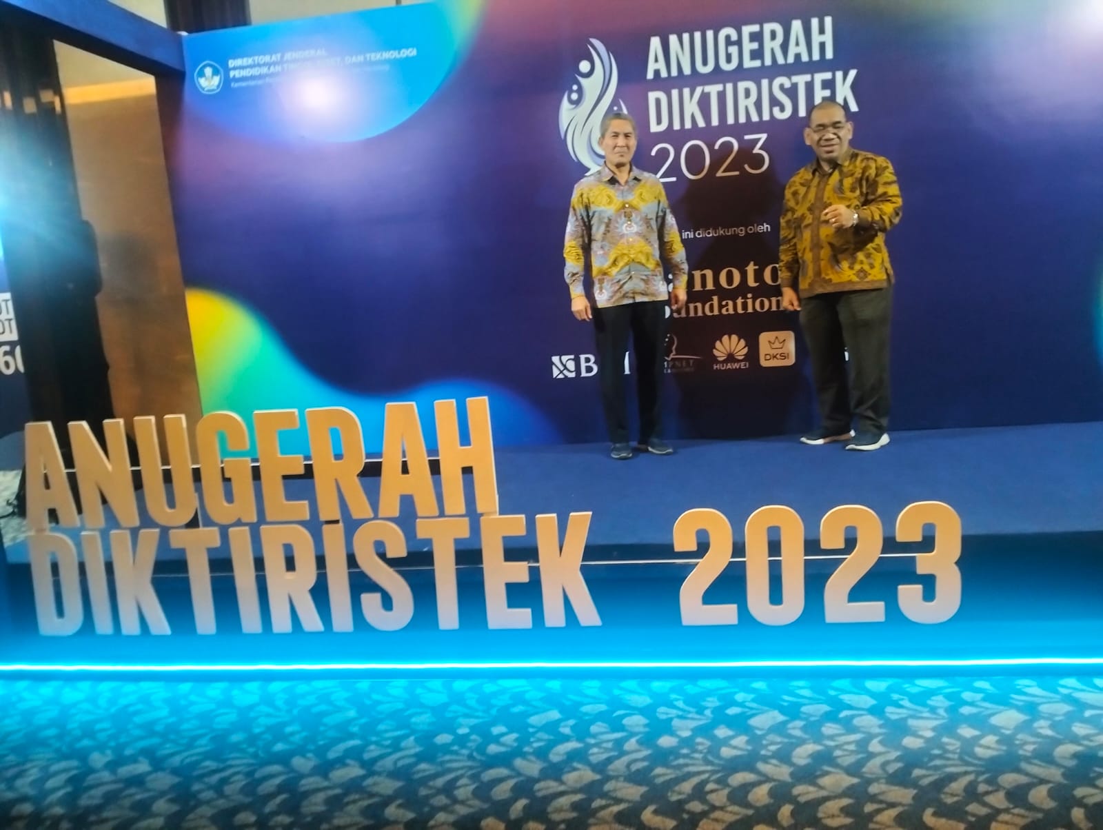 Rektor ITPLN Prof. Iwa bersama dengan Wakil Rektor IV ITPLN Dr. Pawenary dalam perhelatan Anugerah DiktiRistek 2023. Dok. Istimewa