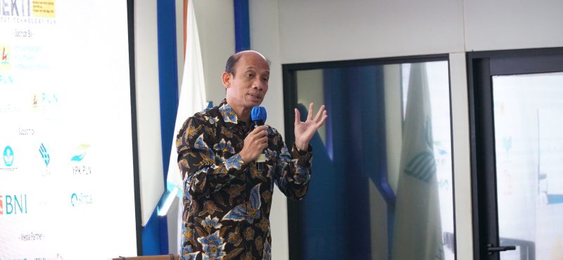 Komisasris Independen PT PLN (Persero) Ir. Arcandra Tahar M.Sc. Ph.D., dalam Seminar Nasional Energi, Kelistrikan, Teknik dan Informatika (SNEKTI) 2023. Dok. Humas