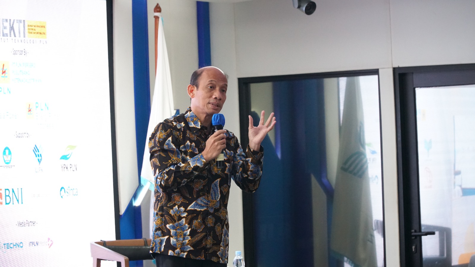 Komisasris Independen PT PLN (Persero) Ir. Arcandra Tahar M.Sc. Ph.D., dalam Seminar Nasional Energi, Kelistrikan, Teknik dan Informatika (SNEKTI) 2023. Dok. Humas