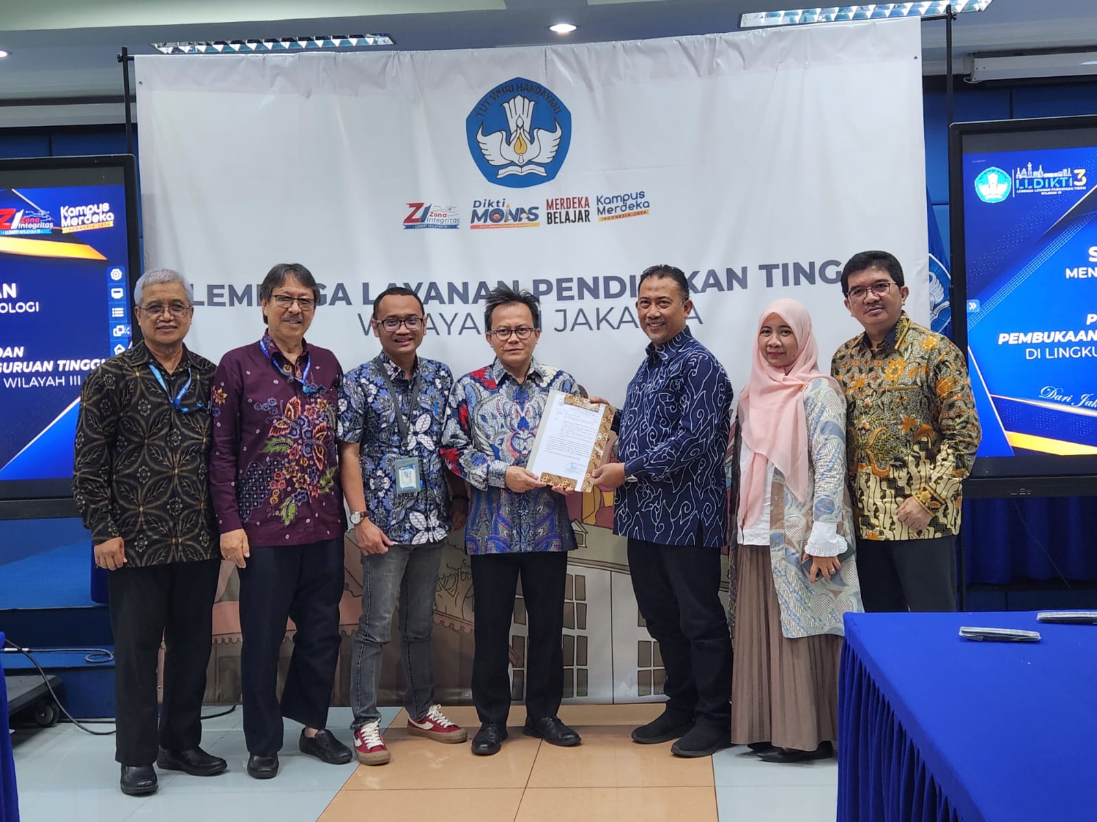 Kepala LLDIKTI Wilayah III Prof Toni menyerahkan SK Pembentukan Prodi Magister Teknik Sipil Fakultas Teknologi Infrastruktur dan Kewilayahan ITPLN kepada Wakil Rektor I Bidang Akademik ITPLN Prof. Syamsir Abduh dengan didampingi oleh Dekan FTIK beserta beberapa dosen FTIK Dok. Istimewa 