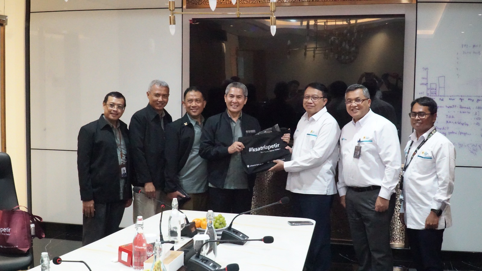 Rektor ITPLN Prof. Iwa Garniwa didamping Wakil Rektor I, III, dan Kepala Biro Rektorat ITPLN memberikan cinderamata kepada PT PLN Energi Primer Indonesia (PLN EPI). Dok. Istimewa