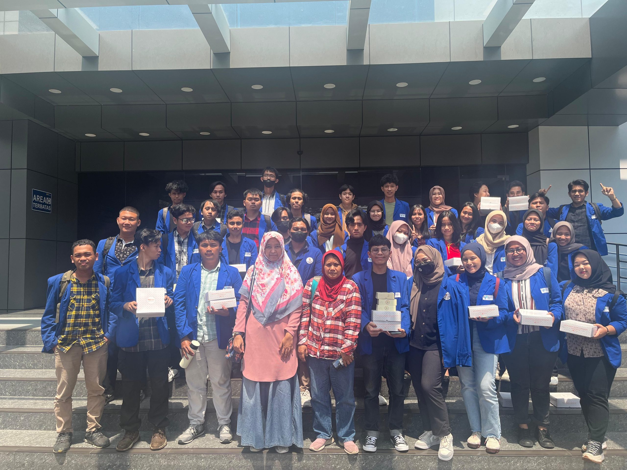 Mahasiswa ITPLN foto bersama dengan perwakilan dari PLN ITPLN. Dok Istimewa 