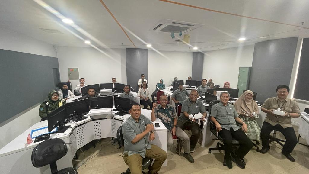 Rektor ITPLN bersama Wakil Rektor I, II dan IV ITPLN bersama Tim dari PT PLN Icon Plus saat berada di laboratorium VR ITPLN. Dok. Istimewa
