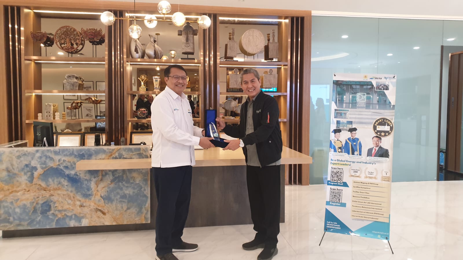 Direktur Utama PT PLN EPI Iwan Agung Firstantara (kiri) saat memberikan cinderamata kepada Rektor ITPLN Prof. Iwa Garniwa di Kantor PLN EPI Jakarta. Dok. Istimewa