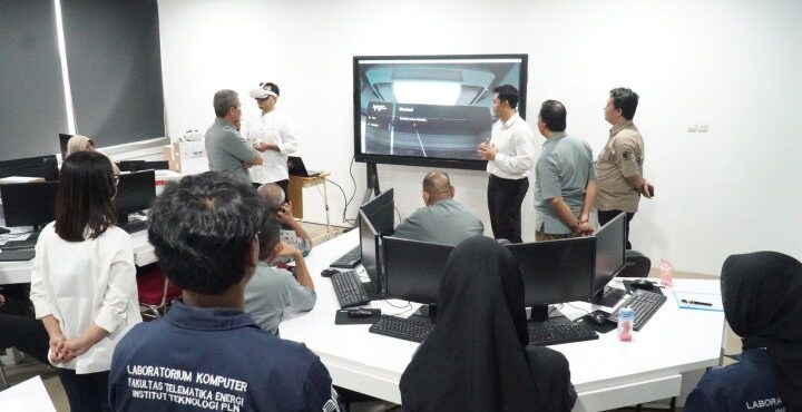 Tim PLN Icon Plus saat mempresentasikan implementasi program laboratorium Virtual Reality (VR) ITPLN. Dok. Istimewa