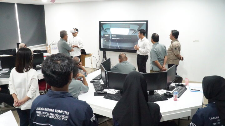 Tim PLN Icon Plus saat mempresentasikan implementasi program laboratorium Virtual Reality (VR) ITPLN. Dok. Istimewa