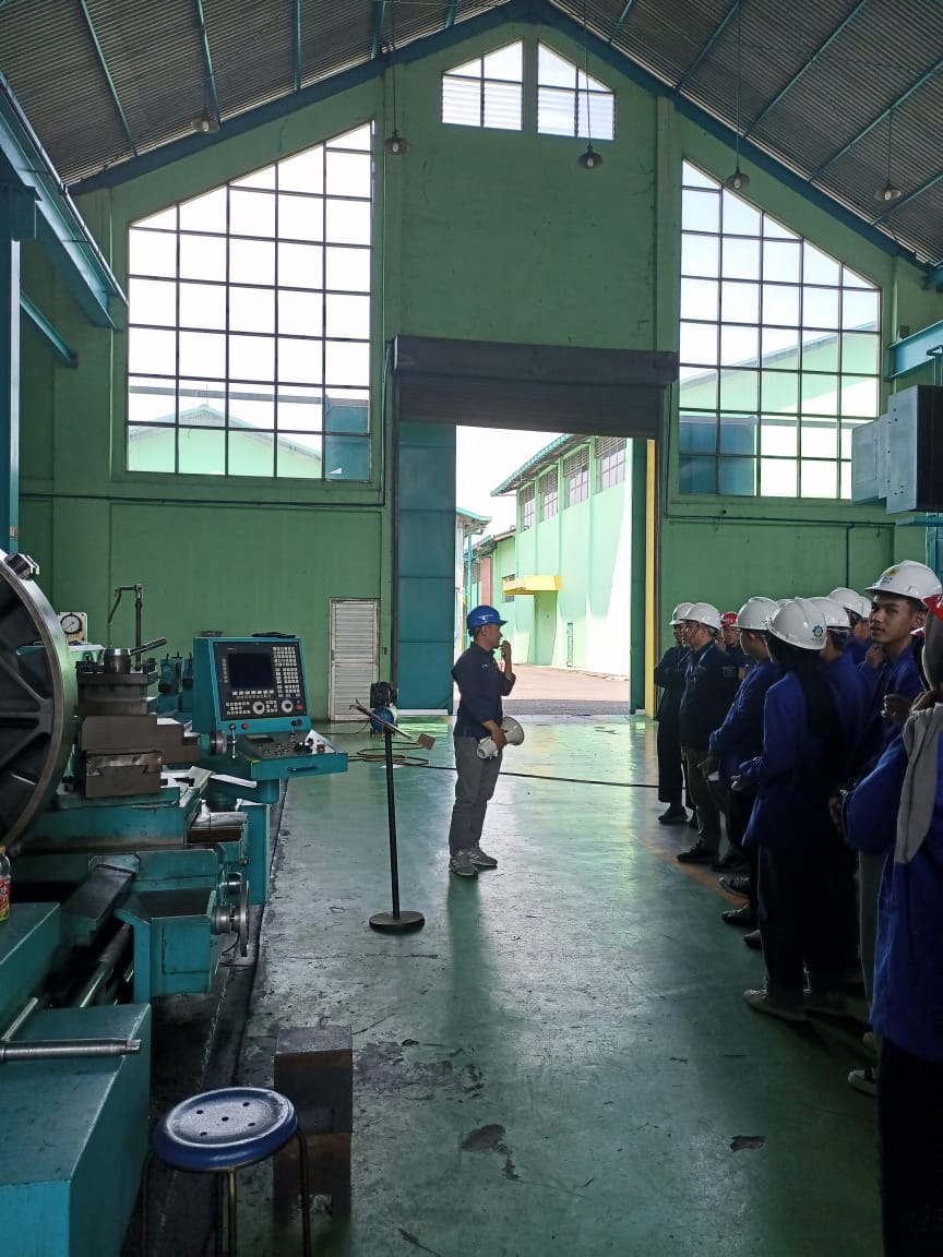 Mahasiswa ITPLN mendengarkan arahan dari petugas PLN PUSHARLIS UP2W IV Dayeuhkolot, Bandung. Dok. Istimewa 