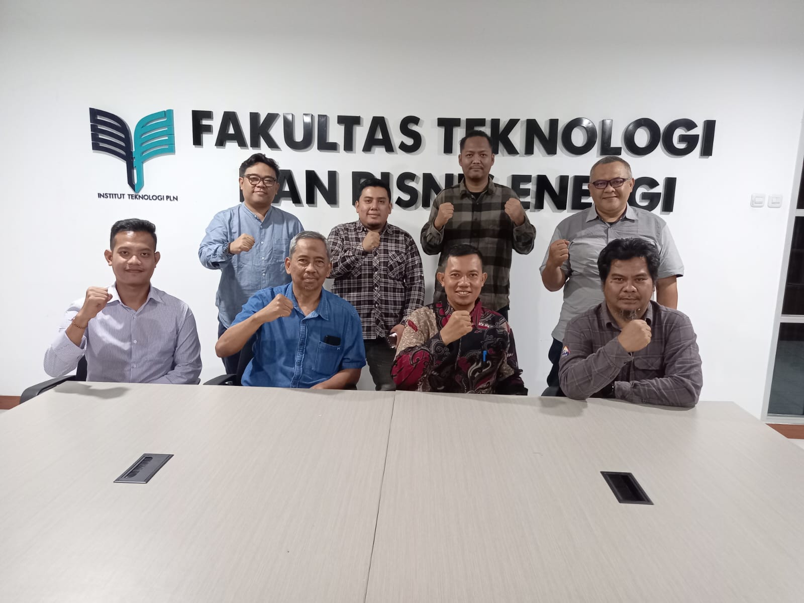 Dekan Fakultas Teknologi dan Bisnis Energi (FTBE) ITPLN Dr. Edy Susanto, ST. MT., bersama tim Ansys dan CAD-IT. Dok. Istimewa 