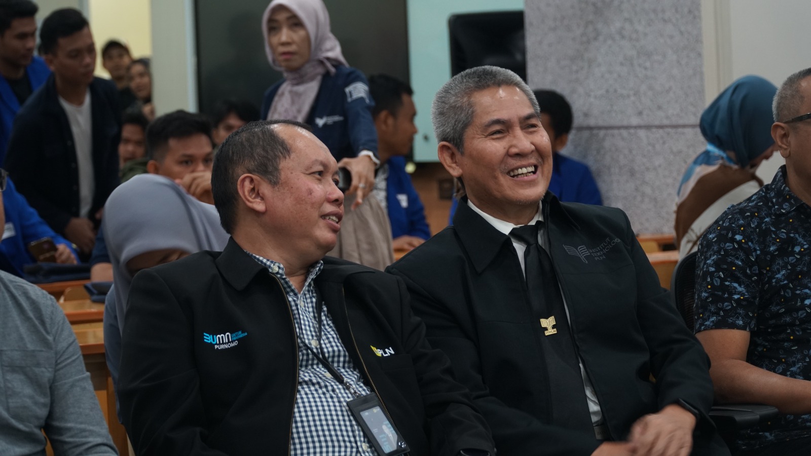 Executive Vice President Perencanaan Strategis Pembangkitan (EVP RSK) PT PLN (Persero) Purnono (kiri), Rektor ITPLN Prof. Iwa Garniwa (kanan) Seminar Transisi Energi for Young Engineer ITPLN dan MKI. Dok. Istimewa