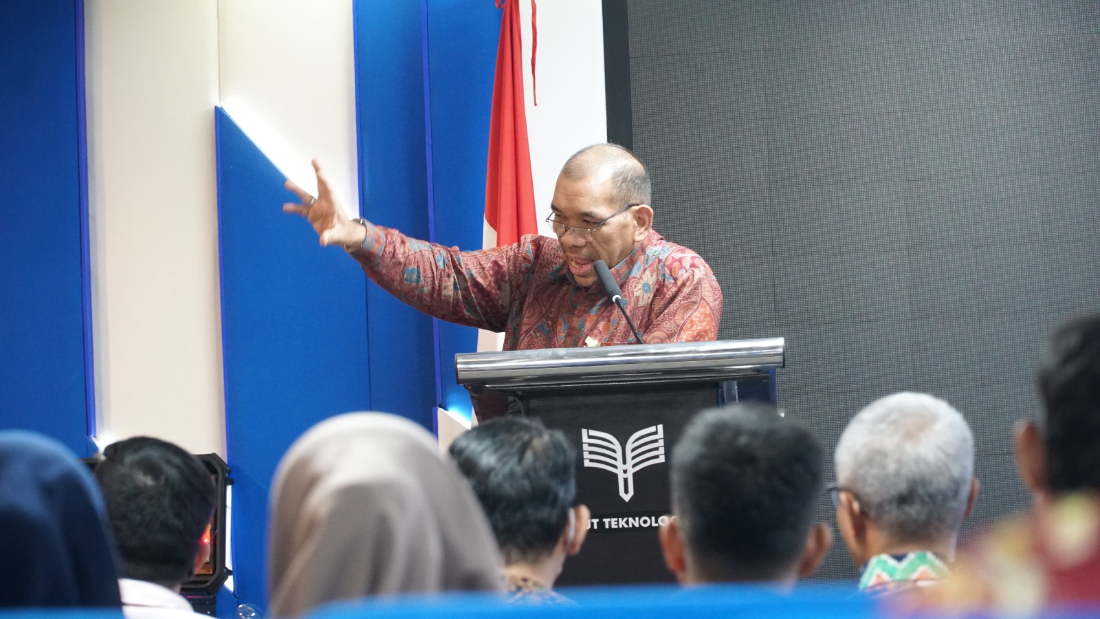 Warek IV ITPLN Dr. Ir. Pawenary M.T., MPM., IPU., ASEAN Eng., dalam kegiatan Ideathon Bizincubate. Dok. Istimewa