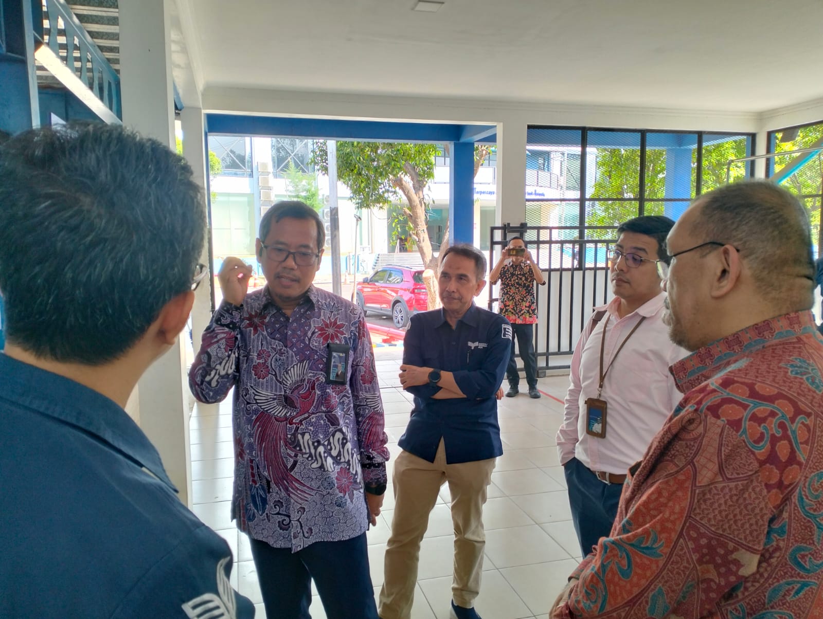 EVP PT PLN (Persero) Divisi BKI Sapto Aji Nugroho (Batik Ungu) ditemani Wakil Rektor IV ITPLN Dr. Ir. Pawenary (Batik Merah) saat melakukan kunjungan ke Laboratorium Waste to Energy ITPLN. Dok. Istimewa 
