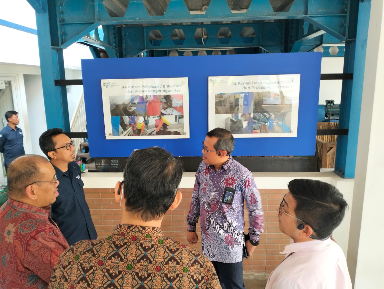EVP PT PLN (Persero) Divisi BKI Sapto Aji Nugroho (Batik Ungu) saat melakukan kunjungan ke Laboratorium Waste to Energy ITPLN. Dok. Istimewa 