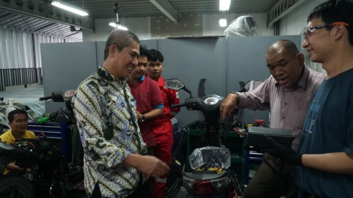 Rektor ITPLN dan Wakil Rektor IV ITPLN berbincang dengan salah satu operator Laboratorium P3KL ITPLN (konversi motor listrik). Dok. Istimewa 